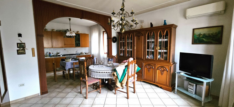 VIGONZA CENTRO In posizione centrale e tranquilla, su strada poco trafficata e comoda a tutti i s...