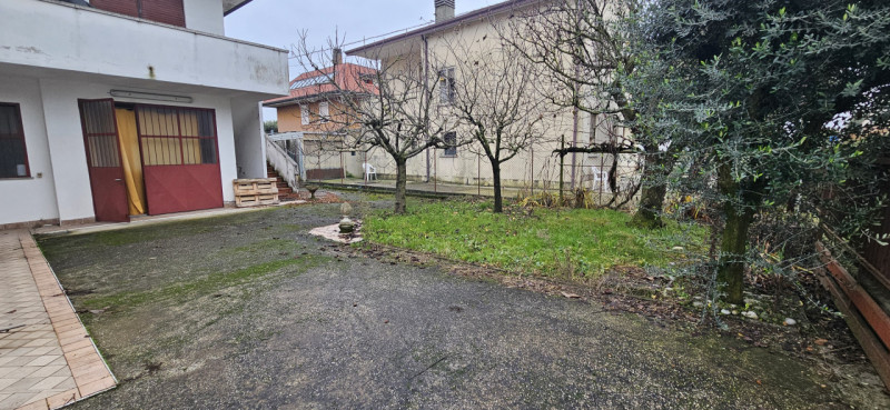 VIGONZA CENTRO In posizione centrale e tranquilla, su strada poco trafficata e comoda a tutti i s...