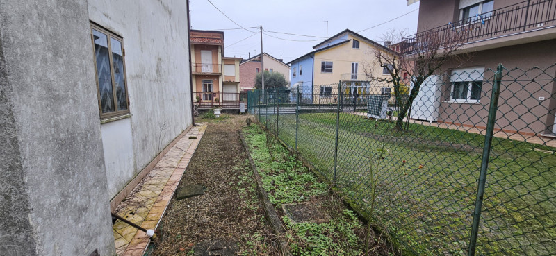 VIGONZA CENTRO In posizione centrale e tranquilla, su strada poco trafficata e comoda a tutti i s...