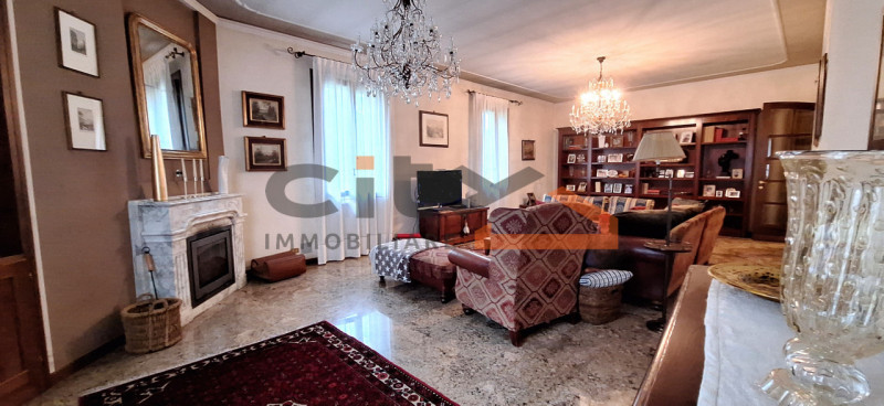 BASSANO CENTRO: proponiamo  VILLA SINGOLA situata a due passi dal Ponte Nuovo, in ottimo stato di...