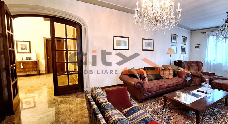 BASSANO CENTRO: proponiamo  VILLA SINGOLA situata a due passi dal Ponte Nuovo, in ottimo stato di...