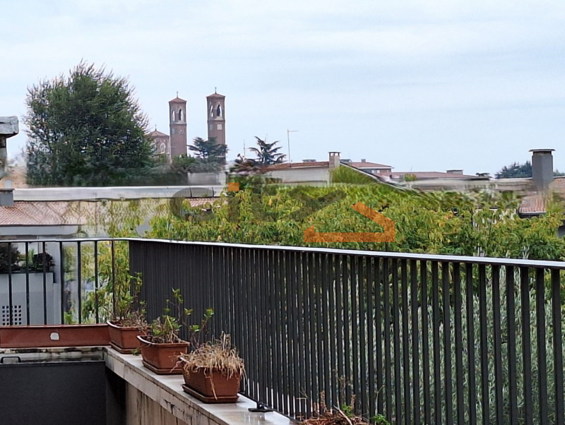 BASSANO CENTRO: proponiamo  VILLA SINGOLA situata a due passi dal Ponte Nuovo, in ottimo stato di...