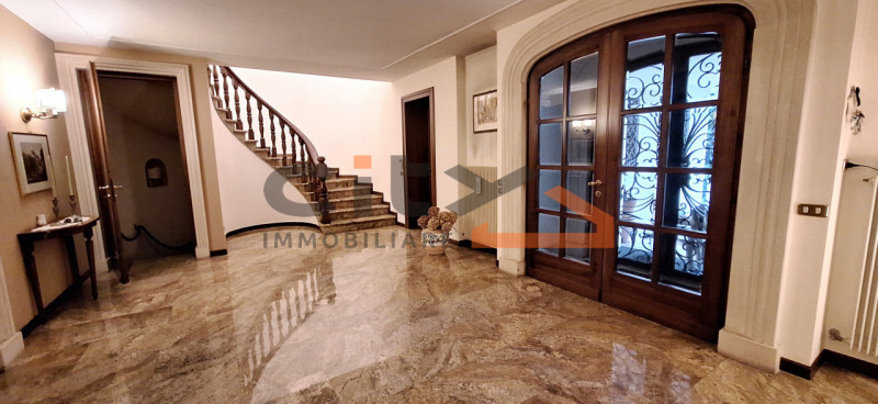 BASSANO CENTRO: proponiamo  VILLA SINGOLA situata a due passi dal Ponte Nuovo, in ottimo stato di...