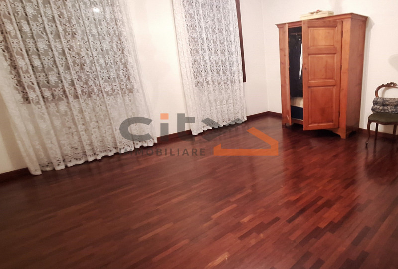 BASSANO CENTRO: proponiamo  VILLA SINGOLA situata a due passi dal Ponte Nuovo, in ottimo stato di...