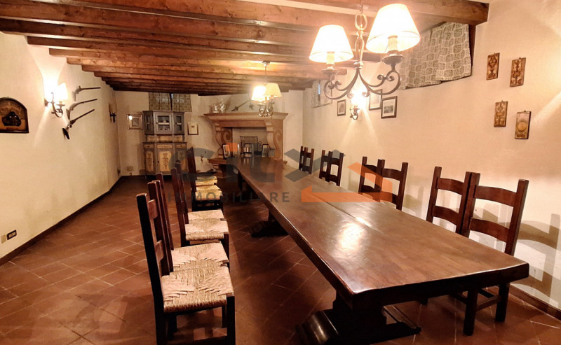 BASSANO CENTRO: proponiamo  VILLA SINGOLA situata a due passi dal Ponte Nuovo, in ottimo stato di...