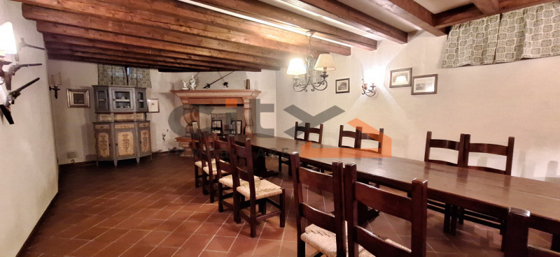 BASSANO CENTRO: proponiamo  VILLA SINGOLA situata a due passi dal Ponte Nuovo, in ottimo stato di...