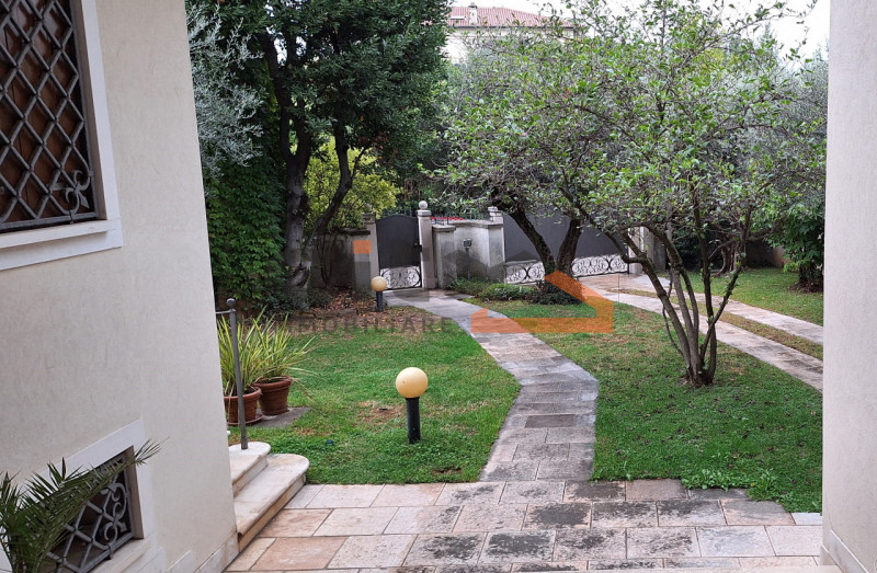 BASSANO CENTRO: proponiamo  VILLA SINGOLA situata a due passi dal Ponte Nuovo, in ottimo stato di...