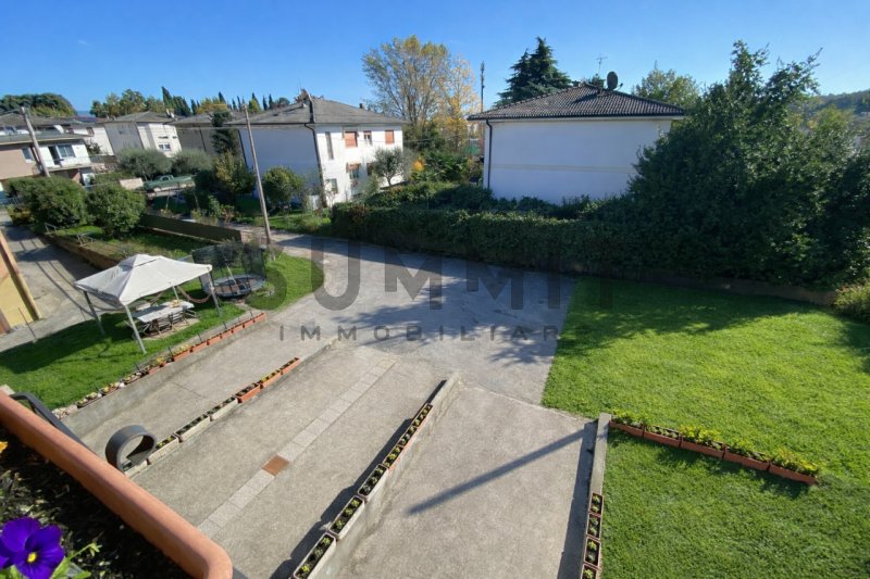 SCHIO - Magrè: In zona residenziale tranquilla INTERA BIFAMILIARE sovrapposta su lotto di 950 mq ...