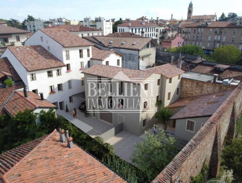 CORSO PADOVA- Nella zona del centro storico di Vicenza proponiamo in vendita elegante bicamere di...