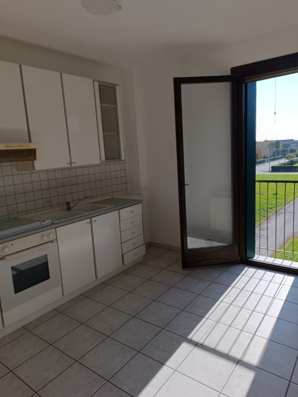 Scopri un'opportunità unica di vivere nel cuore della tranquilla zona di Cà Tiepolo, a Porto Toll...