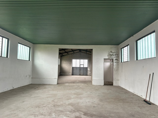 Situata nel cuore di Piacenza d'Adige, proponiamo in vendita un'imponente casa singola che si est...