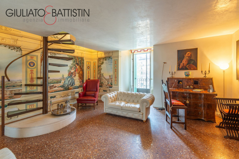 VICENZA: in posizione di assoluto prestigio, proponiamo in vendita un esclusivo loft, ubicato al ...