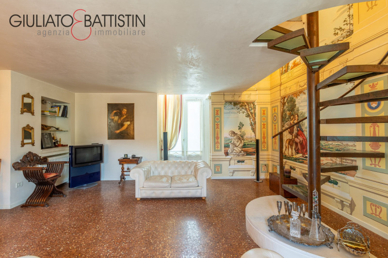 VICENZA: in posizione di assoluto prestigio, proponiamo in vendita un esclusivo loft, ubicato al ...