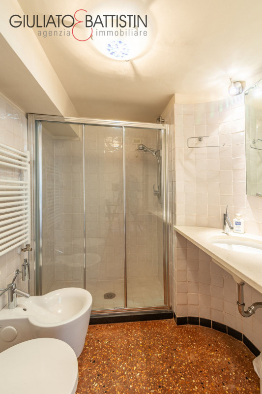 VICENZA: in posizione di assoluto prestigio, proponiamo in vendita un esclusivo loft, ubicato al ...