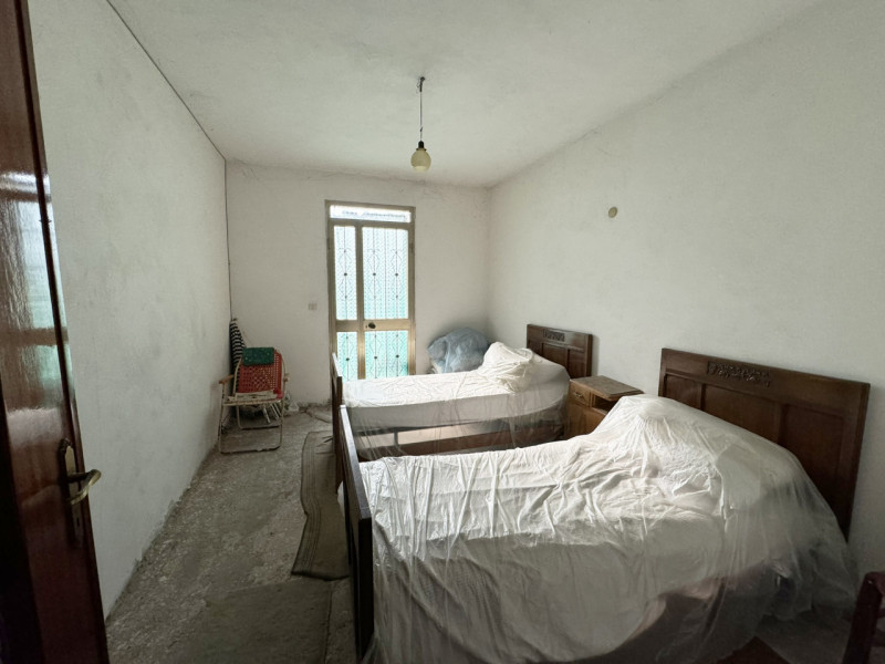 COMPOSIZIONE:
Bifamiliare sviluppata su due livelli si compone da ingresso, cucina, salotto, cant...