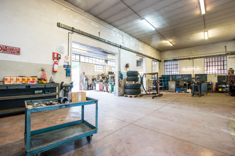 CAMPODARSEGO: AFFITTASI prestigioso complesso COMMERCIALE situato fronte alla storica Statale Del...