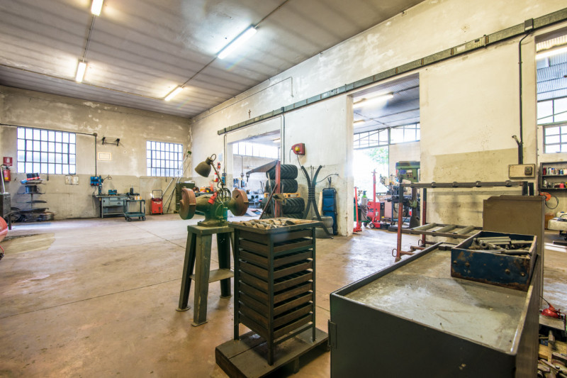 CAMPODARSEGO: AFFITTASI prestigioso complesso COMMERCIALE situato fronte alla storica Statale Del...