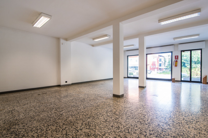 CAMPODARSEGO: AFFITTASI prestigioso complesso COMMERCIALE situato fronte alla storica Statale Del...