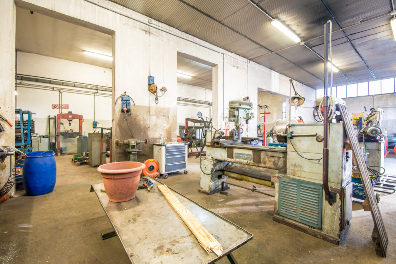 CAMPODARSEGO: AFFITTASI prestigioso complesso COMMERCIALE situato fronte alla storica Statale Del...