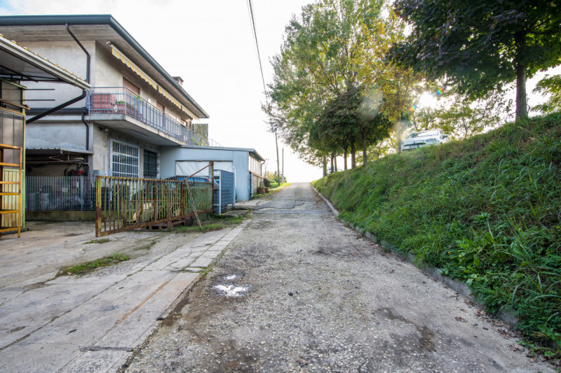 CAMPODARSEGO: AFFITTASI prestigioso complesso COMMERCIALE situato fronte alla storica Statale Del...