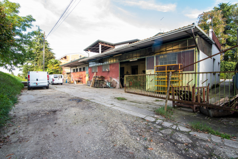 CAMPODARSEGO: AFFITTASI prestigioso complesso COMMERCIALE situato fronte alla storica Statale Del...