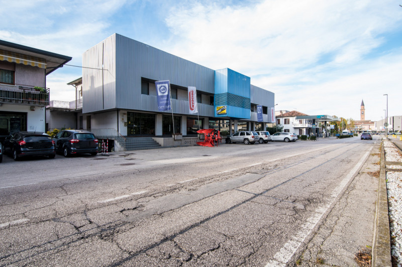 CAMPODARSEGO: AFFITTASI prestigioso complesso COMMERCIALE situato fronte alla storica Statale Del...