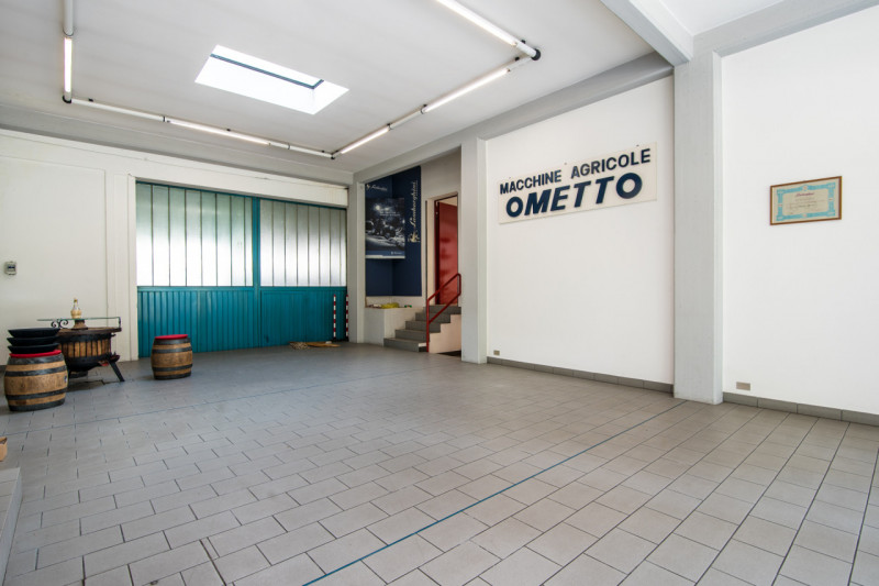 CAMPODARSEGO: AFFITTASI prestigioso complesso COMMERCIALE situato fronte alla storica Statale Del...