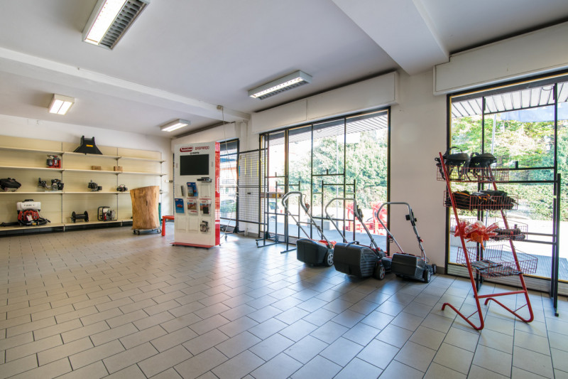 CAMPODARSEGO: AFFITTASI prestigioso complesso COMMERCIALE situato fronte alla storica Statale Del...