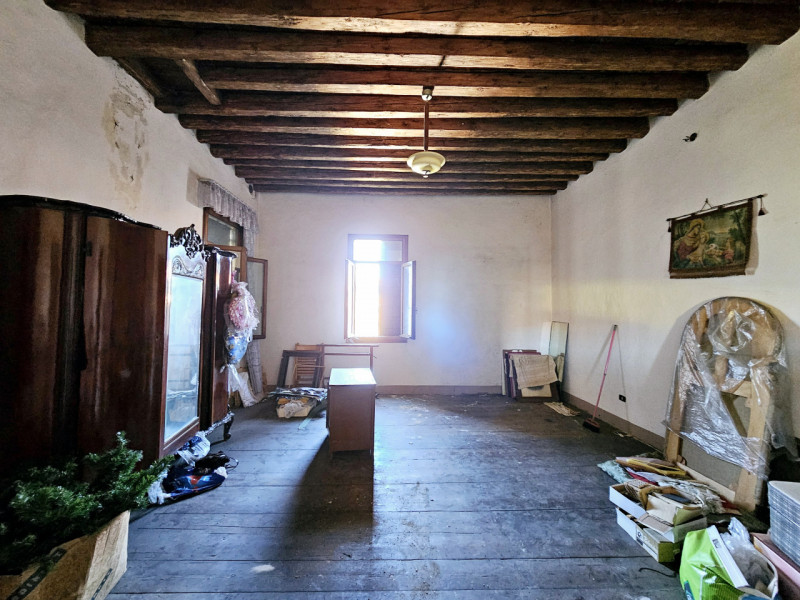 Proponiamo in vendita a Este, in una zona che permette di raggiungerne facilmente il centro, eleg...