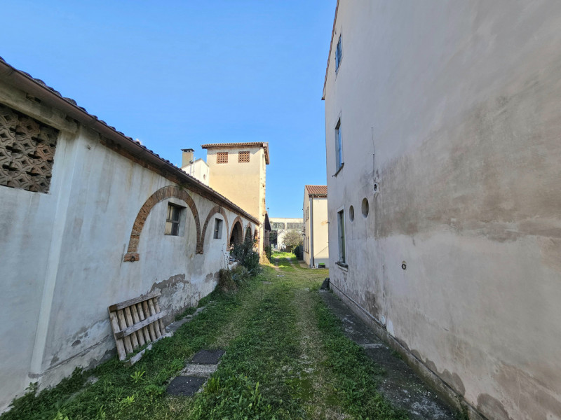 Proponiamo in vendita a Este, in una zona che permette di raggiungerne facilmente il centro, eleg...