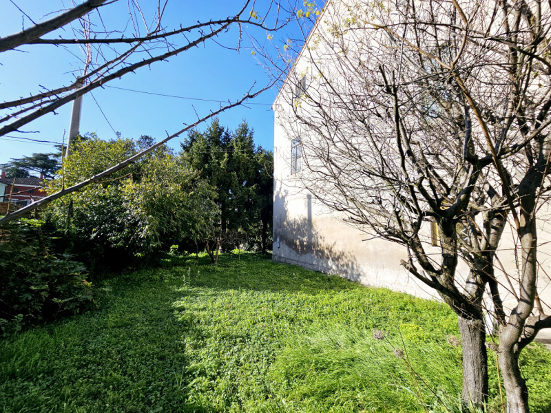 Proponiamo in vendita a Este, in una zona che permette di raggiungerne facilmente il centro, eleg...