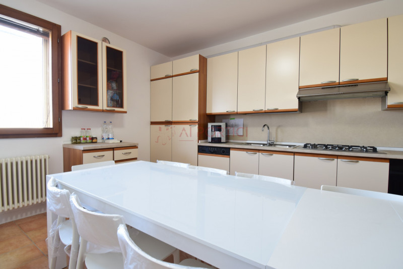 LEGNARO - A due passi dall'università di Legnaro, proponiamo posto letto in stanze doppie ARREDAT...