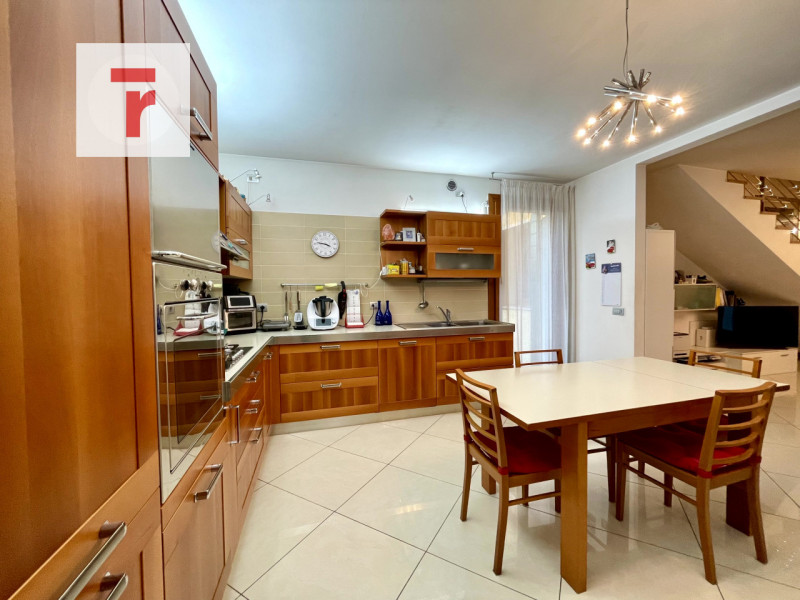 Ti presentiamo una splendida soluzione indipendente, costruita nel 2006 e mantenuta in condizioni...