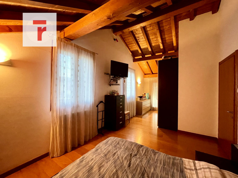 Ti presentiamo una splendida soluzione indipendente, costruita nel 2006 e mantenuta in condizioni...