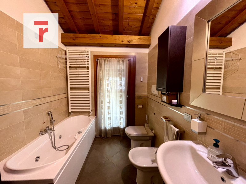 Ti presentiamo una splendida soluzione indipendente, costruita nel 2006 e mantenuta in condizioni...