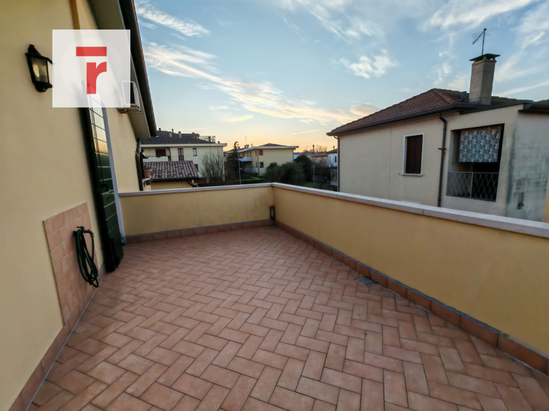 Ti presentiamo una splendida soluzione indipendente, costruita nel 2006 e mantenuta in condizioni...