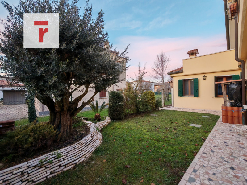 Ti presentiamo una splendida soluzione indipendente, costruita nel 2006 e mantenuta in condizioni...