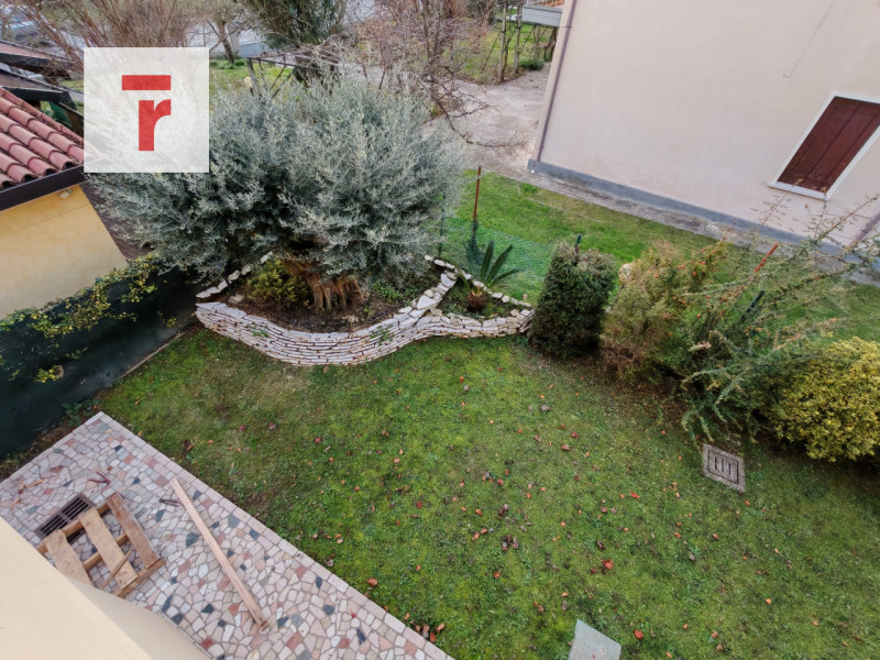 Ti presentiamo una splendida soluzione indipendente, costruita nel 2006 e mantenuta in condizioni...