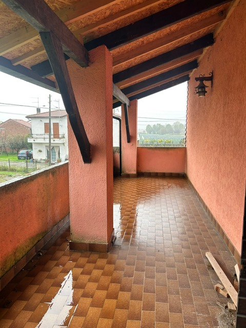 Situata nel cuore di Piacenza d'Adige, proponiamo in vendita un'imponente casa singola che si est...