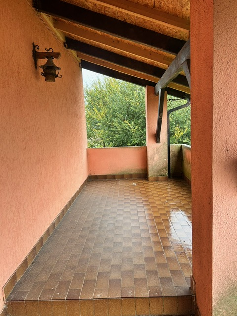 Situata nel cuore di Piacenza d'Adige, proponiamo in vendita un'imponente casa singola che si est...