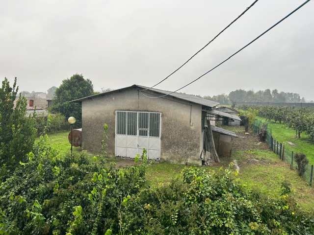 Situata nel cuore di Piacenza d'Adige, proponiamo in vendita un'imponente casa singola che si est...