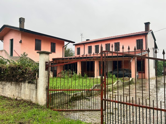 Situata nel cuore di Piacenza d'Adige, proponiamo in vendita un'imponente casa singola che si est...