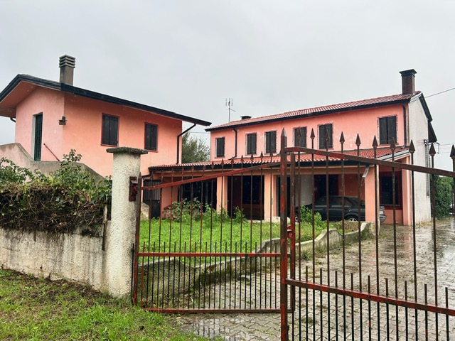 Situata nel cuore di Piacenza d'Adige, proponiamo in vendita un'imponente casa singola che si est...