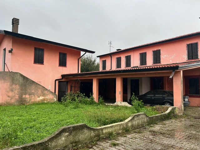 Situata nel cuore di Piacenza d'Adige, proponiamo in vendita un'imponente casa singola che si est...