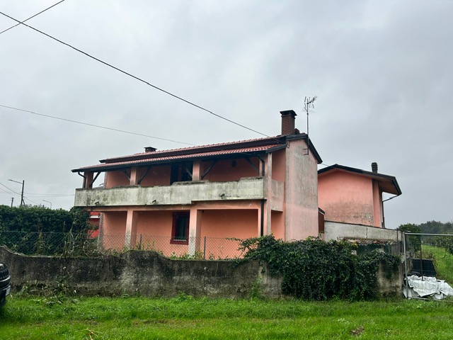 Situata nel cuore di Piacenza d'Adige, proponiamo in vendita un'imponente casa singola che si est...