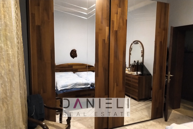 Montecchio Maggiore: in zona centralissima disponiamo di ampio quadricamere sito al secondo ed ul...