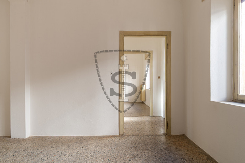 Proponiamo in vendita un appartamento situato al piano terra, di una bifamiliare da ristrutturare...