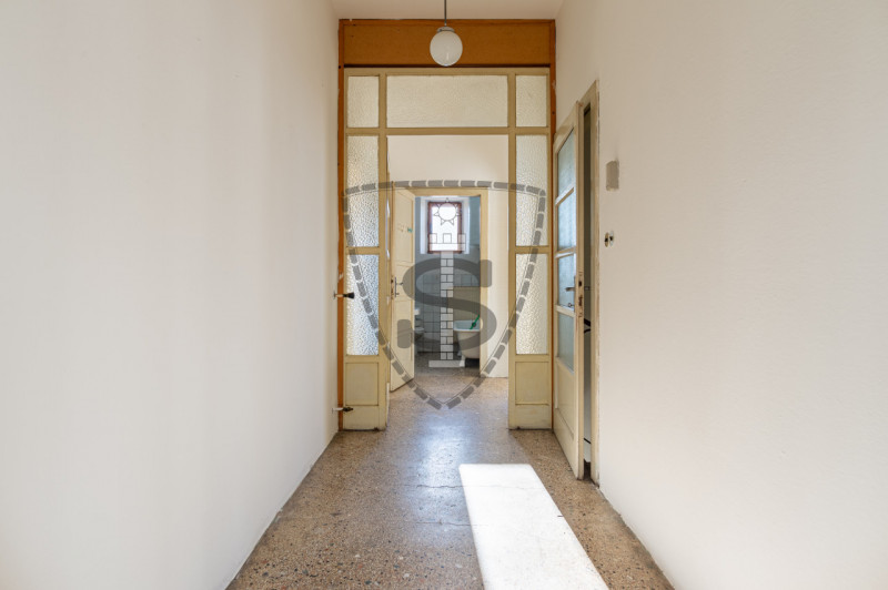 Proponiamo in vendita un appartamento situato al piano terra, di una bifamiliare da ristrutturare...