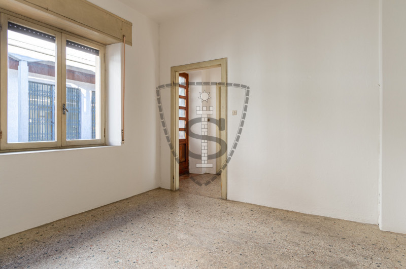 Proponiamo in vendita un appartamento situato al piano terra, di una bifamiliare da ristrutturare...