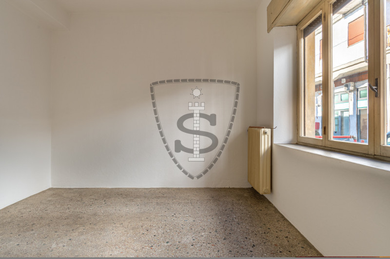 Proponiamo in vendita un appartamento situato al piano terra, di una bifamiliare da ristrutturare...